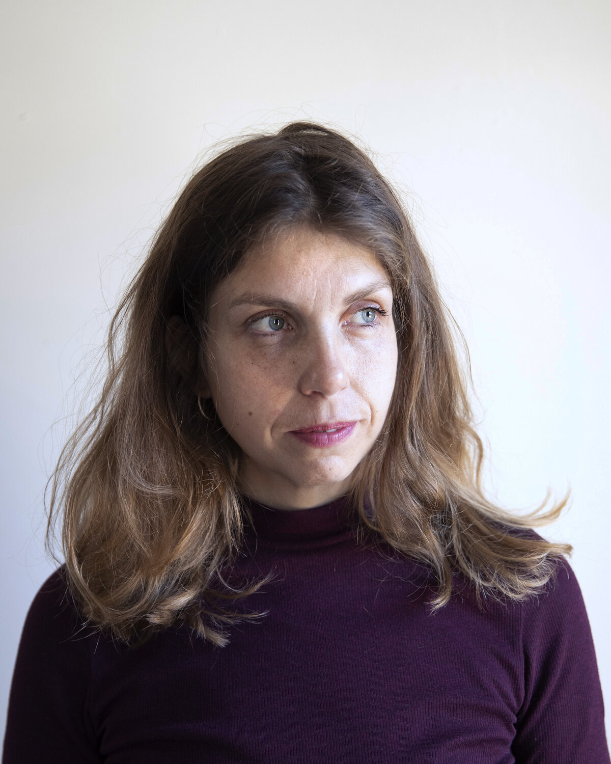 Letta schlüpft in Lores Pantoffeln