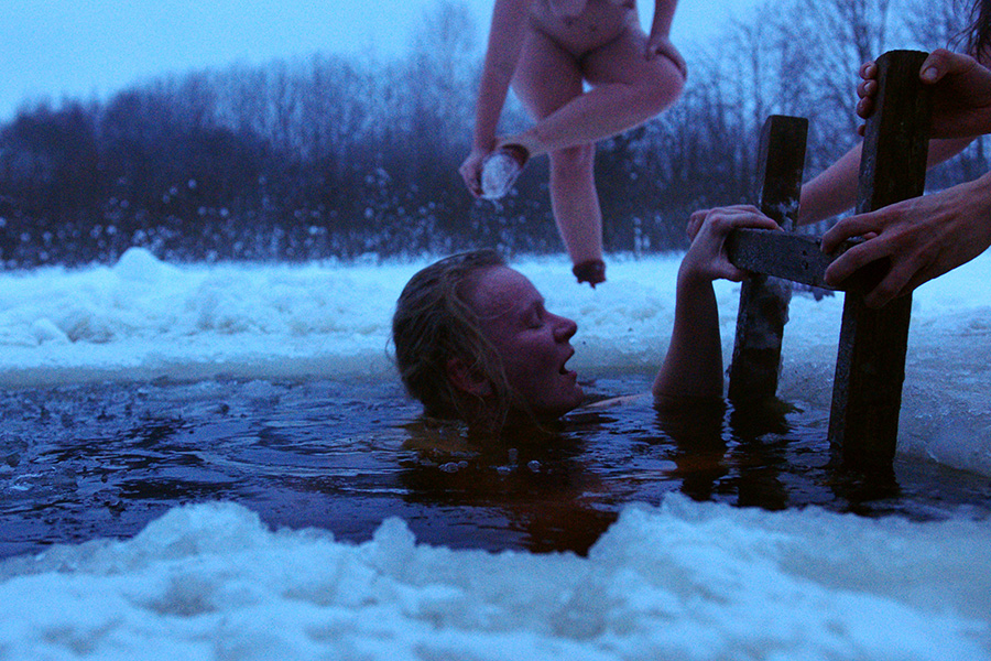 Die Abkühlung raubt ihr den Atem. Die Intimität des Films tut dies auch. ©Trigon Film