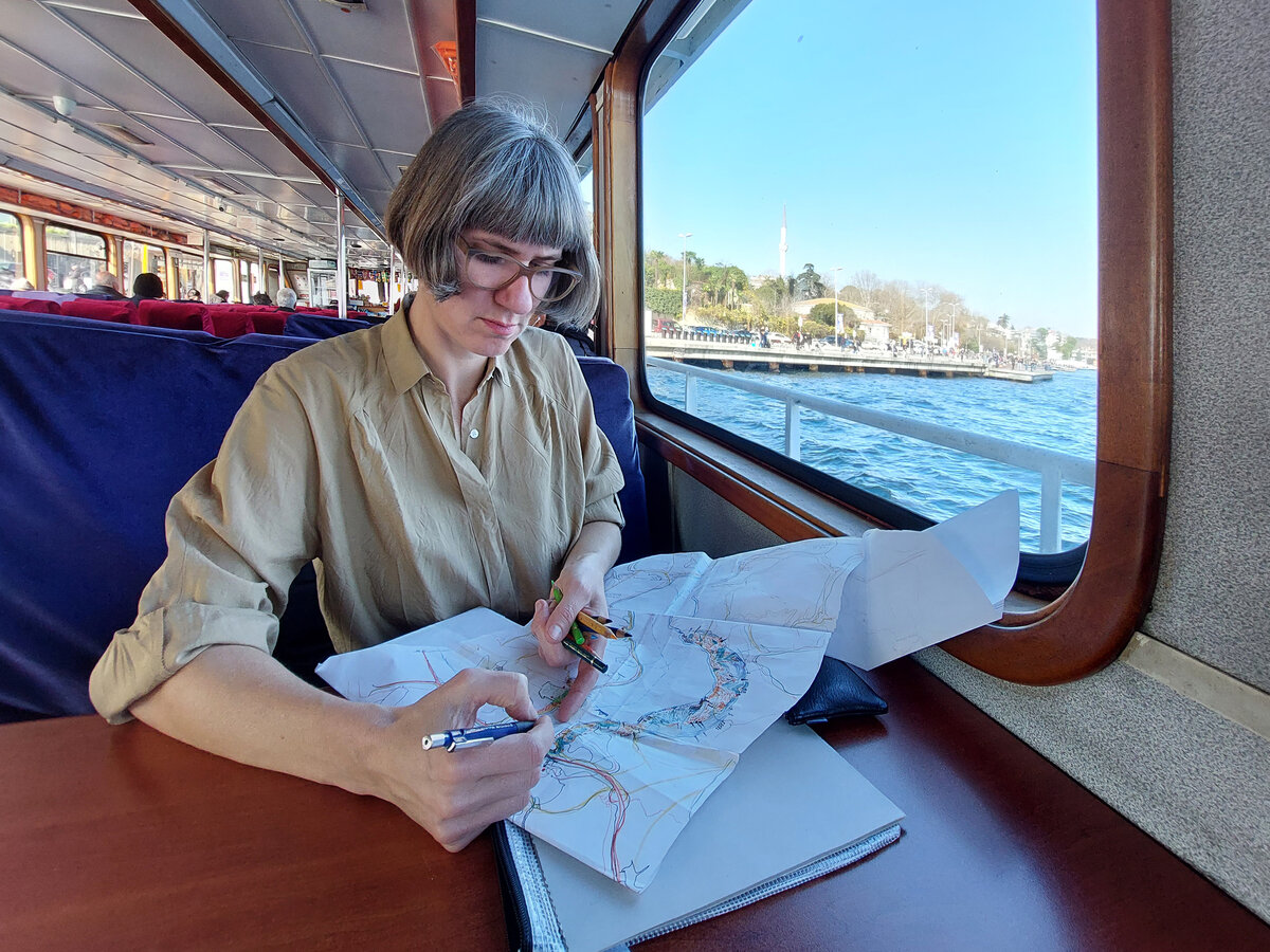 Sie zeichnet überall: Esther Ernst mit Papier und Stiften auf dem Bosporus. © Esther Ernst