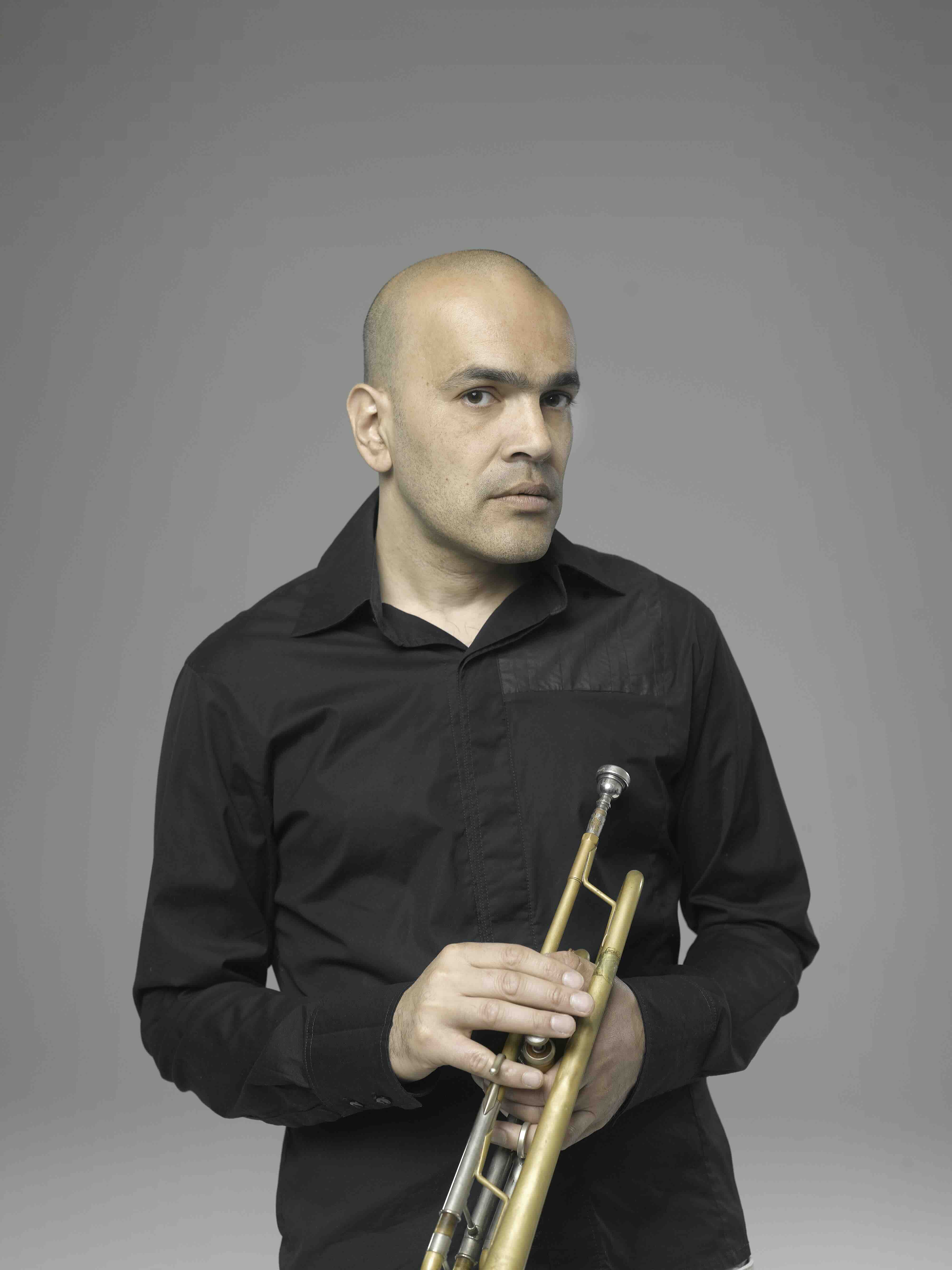 Martin Dahanukar, Musiker


Fotograf BR, www.martinguggisberg.ch
c/o so & so GmbH / CH - 8005 Zürich
Postfinance PC-85-116545-5
IBAN elektronisch :		CH4809000000851165455