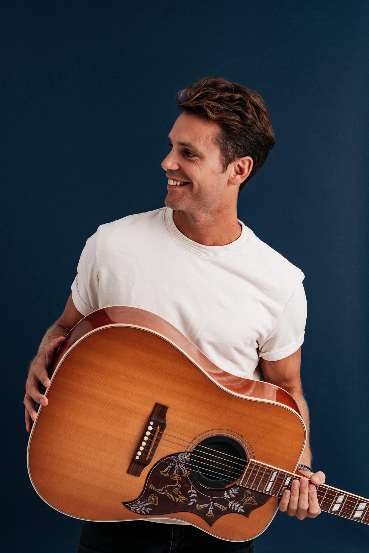 Er hat Stimme, Gitarre und Anekdoten dabei